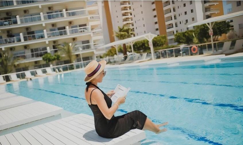 Day, Swimming pool, sunbed