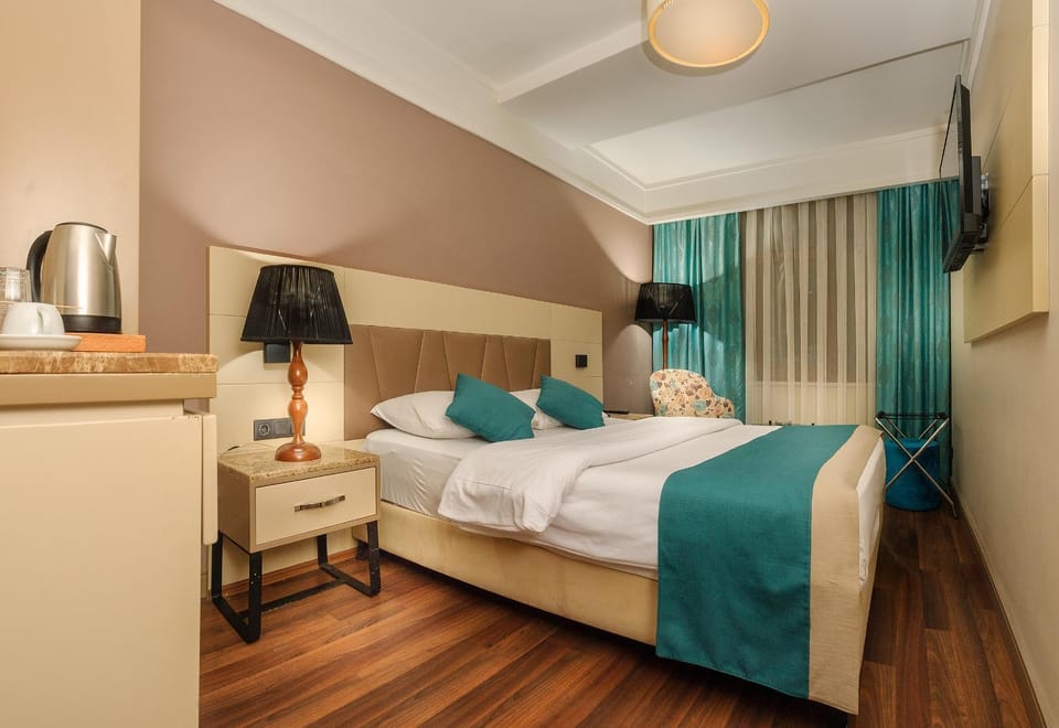 TV and multimedia, Photo of the whole room, Bedroom