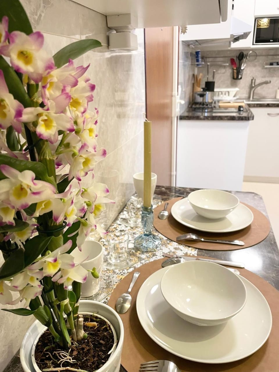 Kitchen or kitchenette, Food and drinks, Dining area