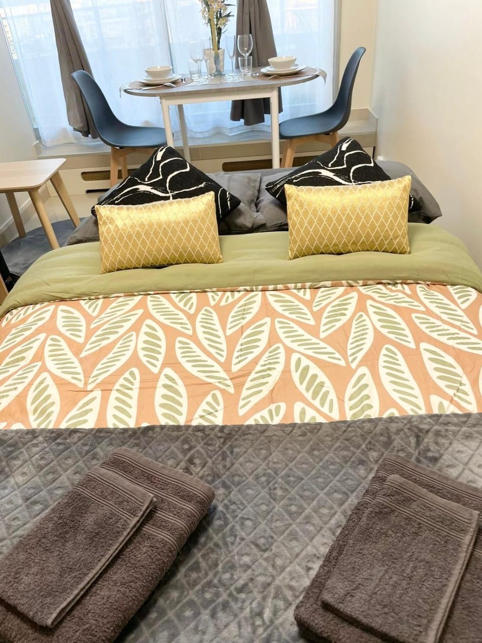 Bed, Seating area