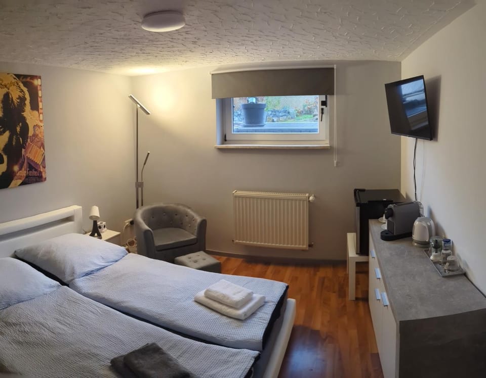 Ferien- Messe- Handwerkerzimmer mit Bad Apartment in Lower Saxony, Germany