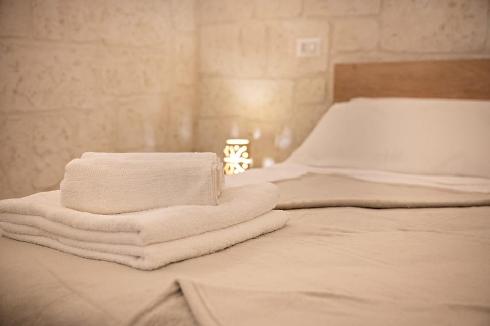 Bed, Bedroom, towels