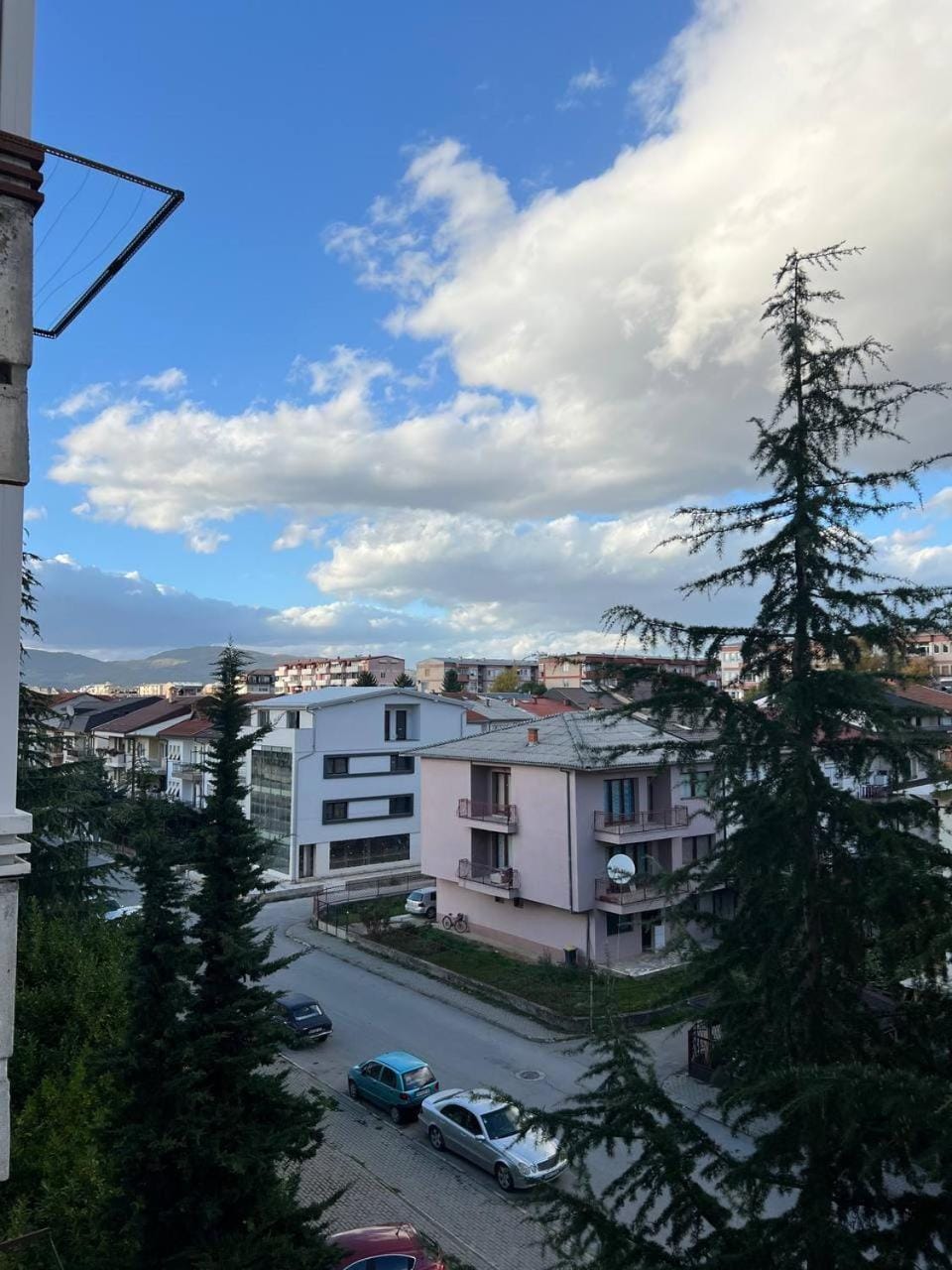 Property building, Day, Neighbourhood, Natural landscape, City view, Mountain view, Parking