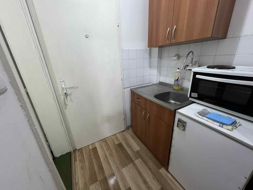 Kitchen or kitchenette, oven, stove