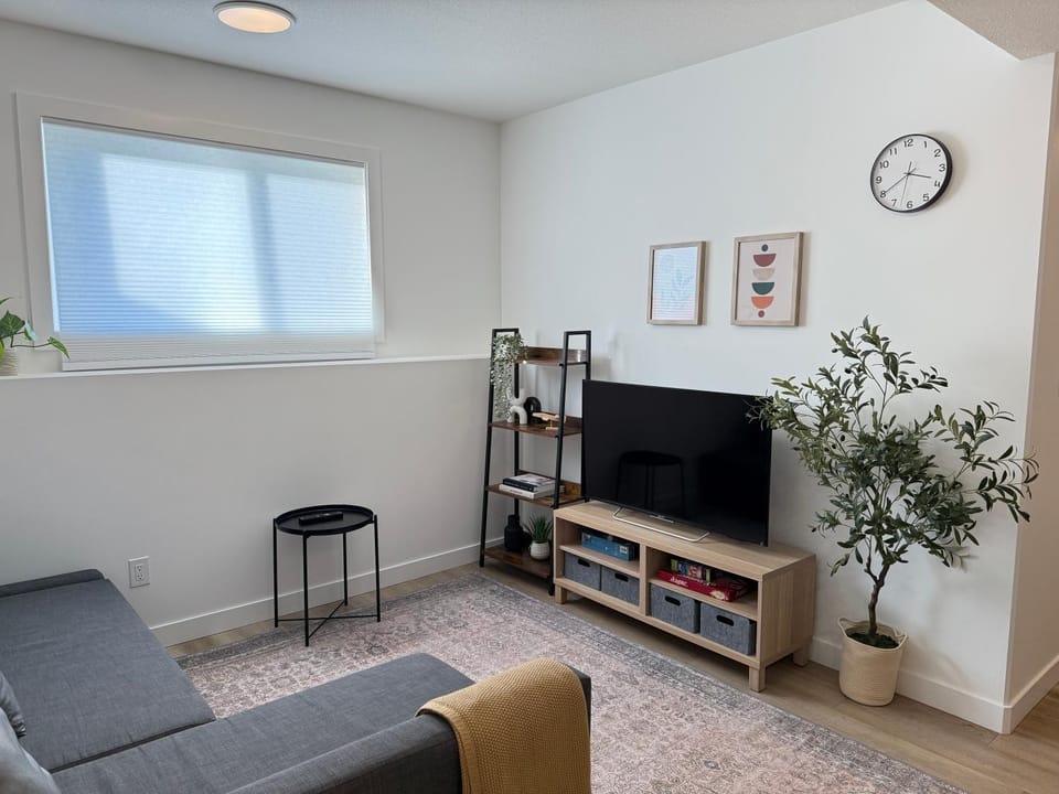 Communal lounge/ TV room, TV and multimedia, Living room, Seating area, Evening entertainment