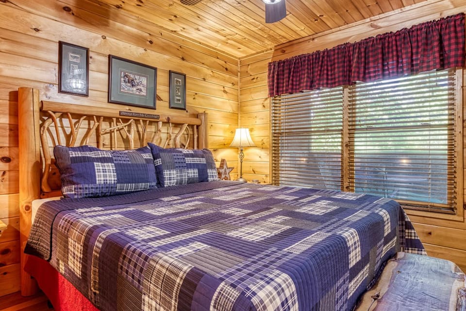 Starry Night Cabin just minutes from Pigeon Forge and Gatlinburg TN Cabin in Sevier County