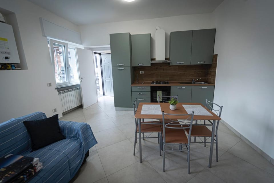 Kitchen or kitchenette, Seating area, stove