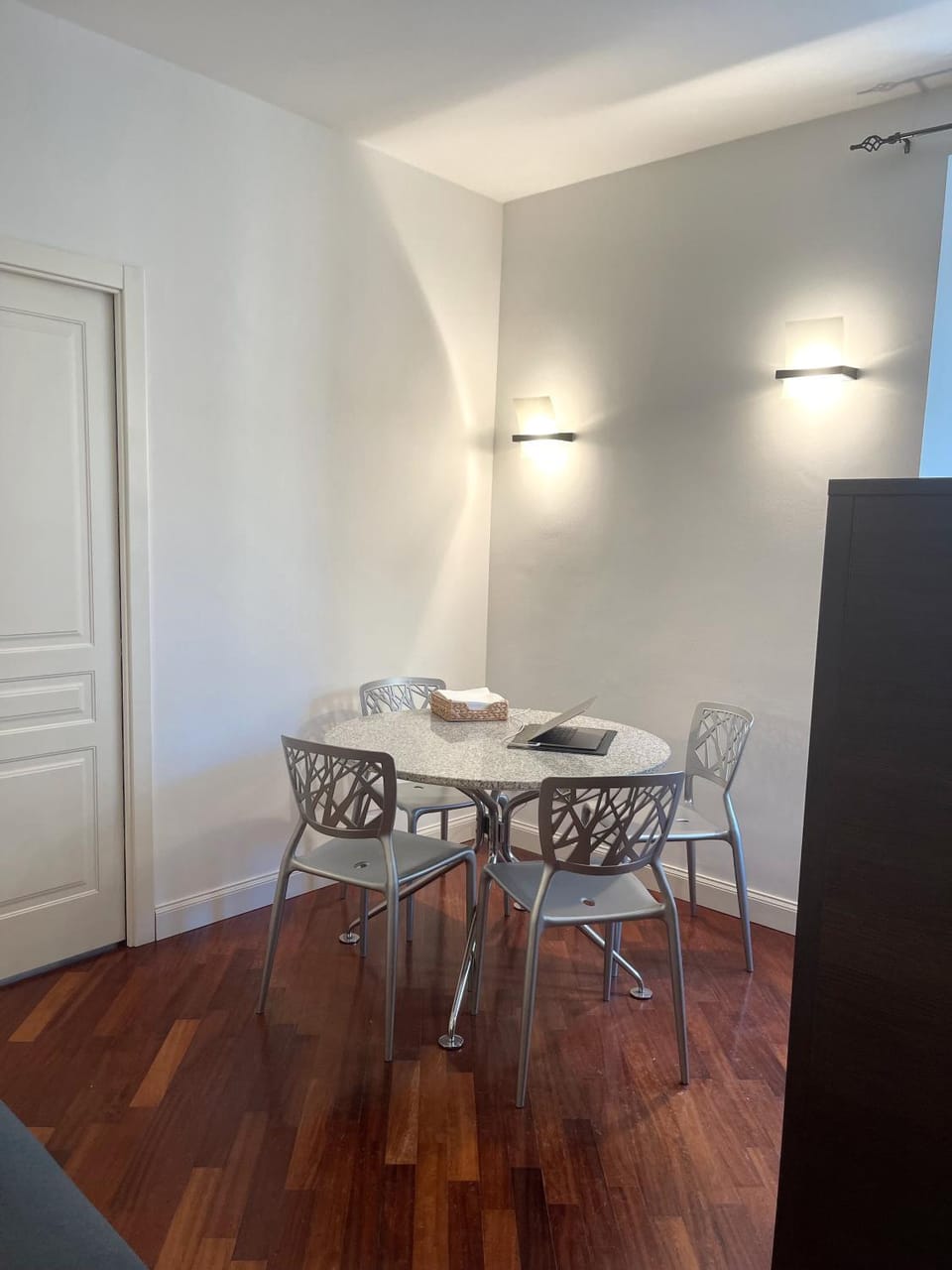 Seating area, Dining area