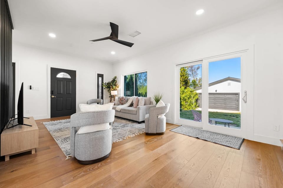 Spacious Modern Farmhouse Retreat with Two Kitchens and Pool - Ideal for Large Groups and Families House in Rancho Bernardo