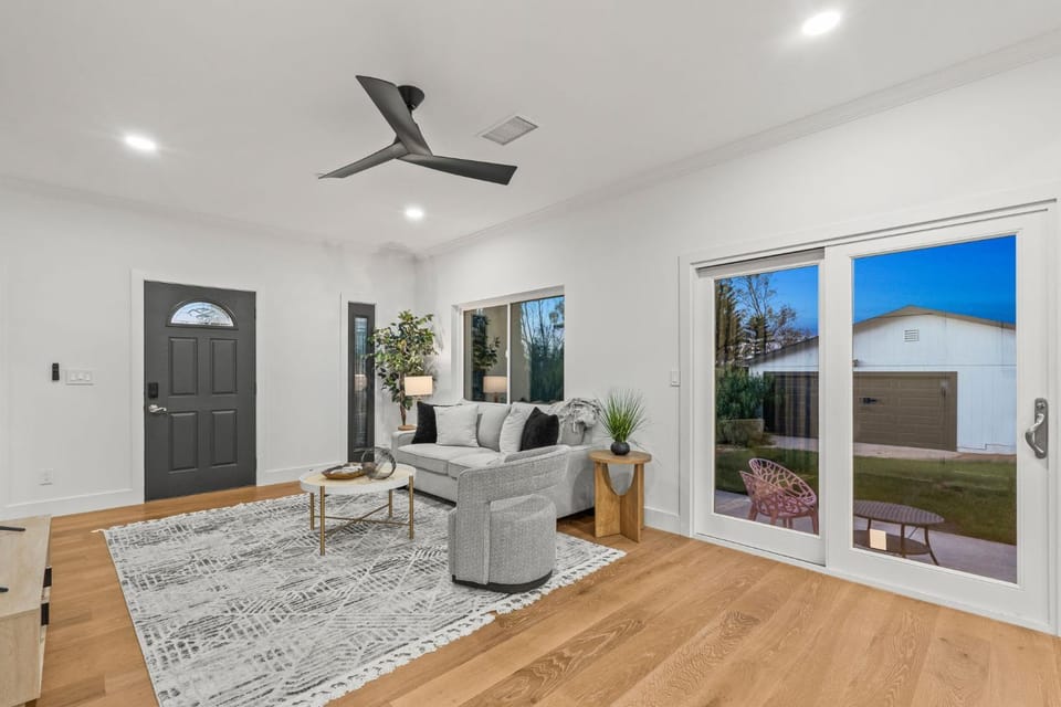 Spacious Modern Farmhouse Retreat with Two Kitchens and Pool - Ideal for Large Groups and Families House in Rancho Bernardo