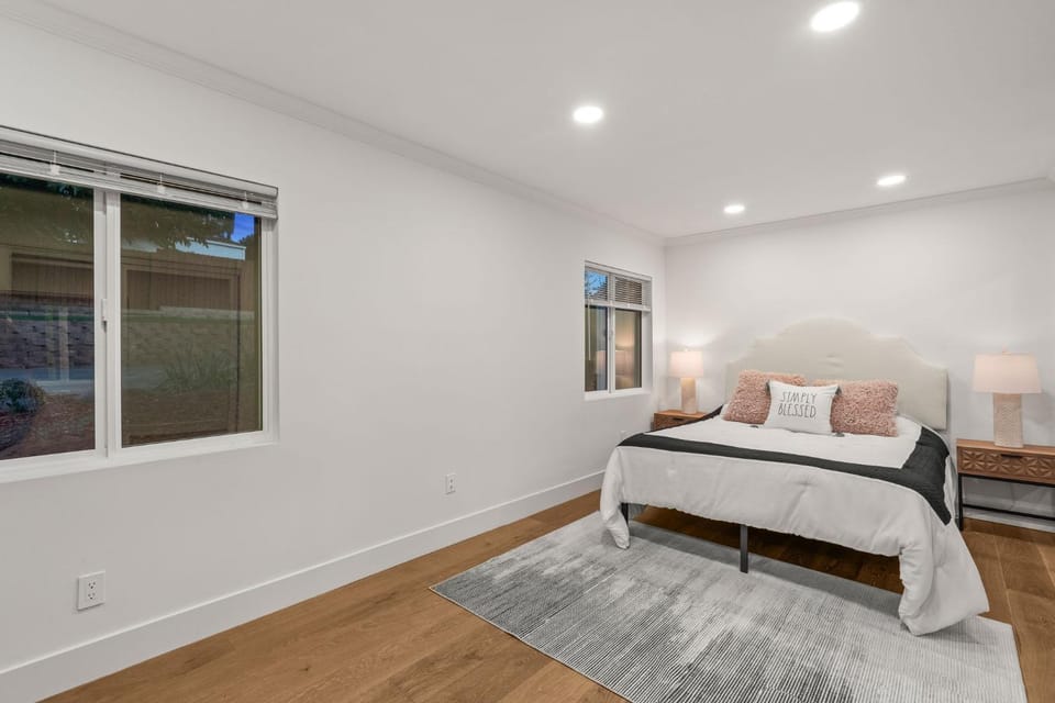 Spacious Modern Farmhouse Retreat with Two Kitchens and Pool - Ideal for Large Groups and Families House in Rancho Bernardo