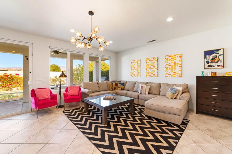 Colorful California Vibes - Amazing Pool & Hot Tub House in Indio