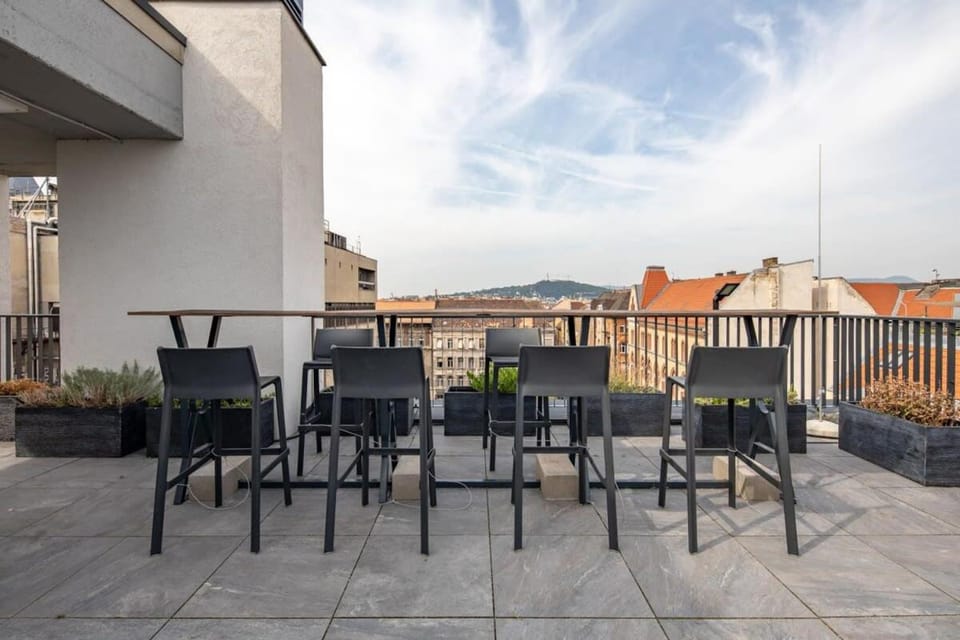 Rooftop Access - French Balcony - Central Apartment in Budapest