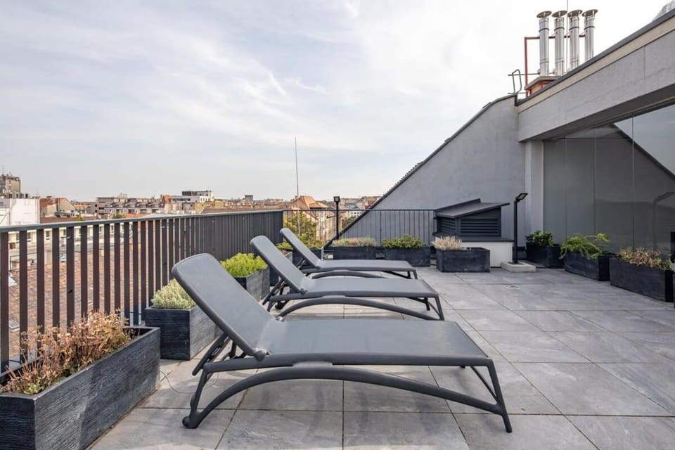 Rooftop Access - French Balcony - Central Apartment in Budapest