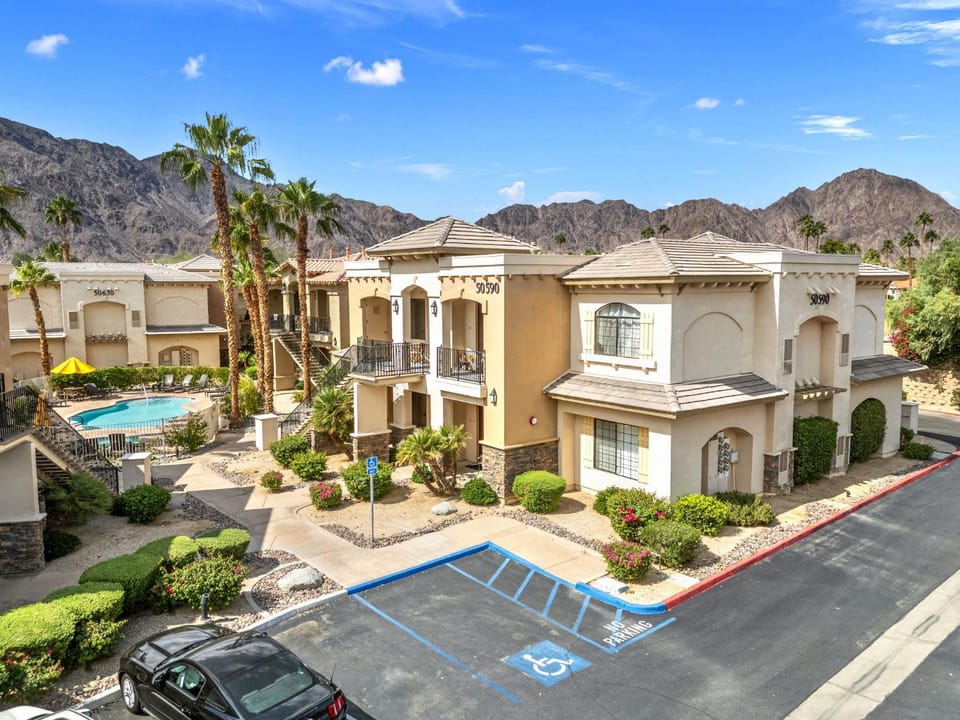 La Quinta Modern Condo with Hot Tub and Resort Vibes House in Indian Wells