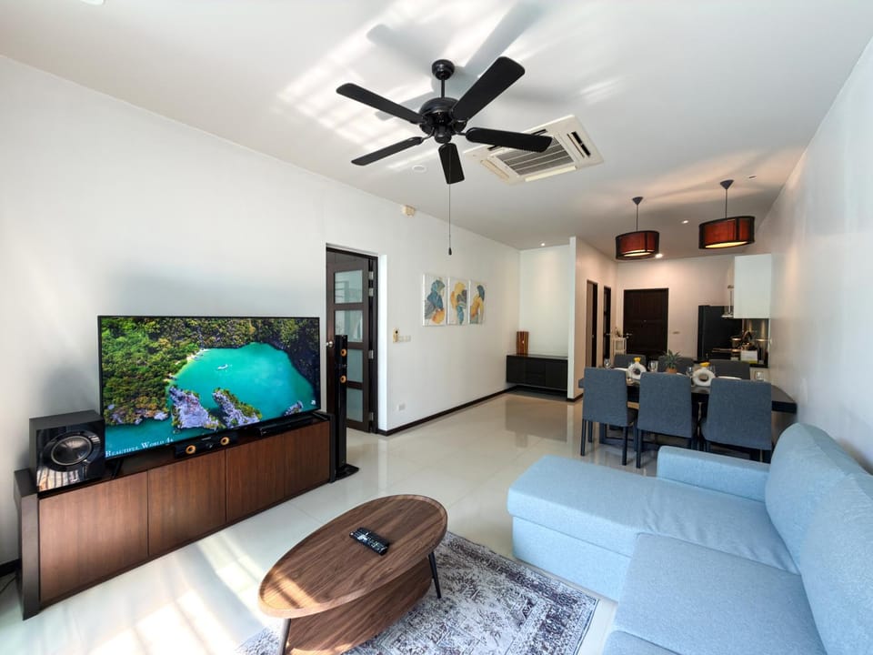 TV and multimedia, Living room, Seating area, Dining area