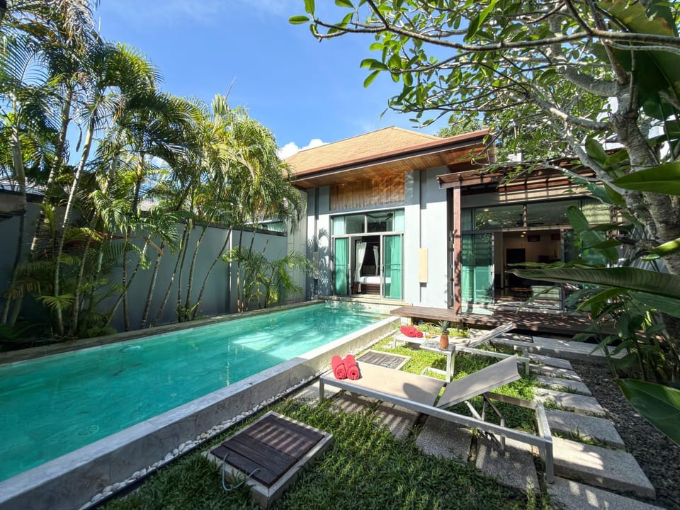 Property building, Patio, Day, Garden, Pool view, Swimming pool, sunbed
