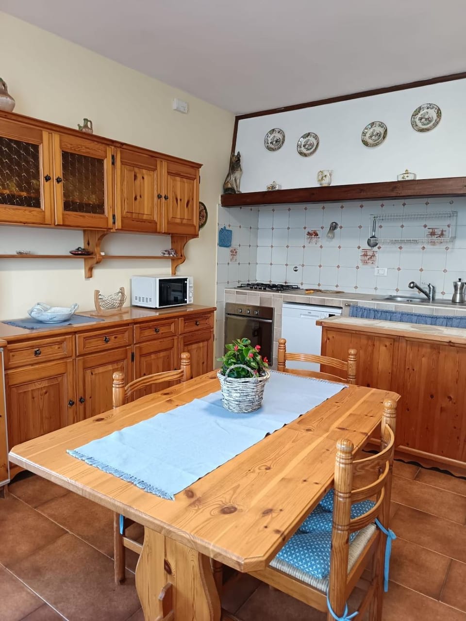 Kitchen or kitchenette, Dining area, dishwasher, oven, pet friendly, stove