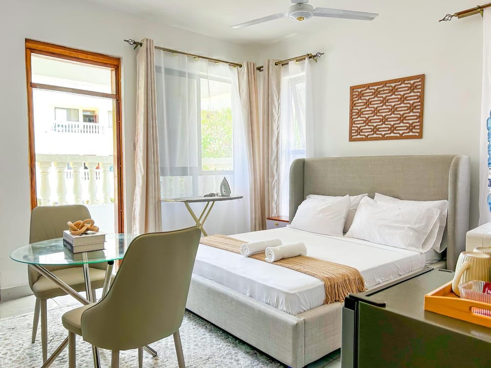 Bed, Photo of the whole room, Seating area, Bedroom