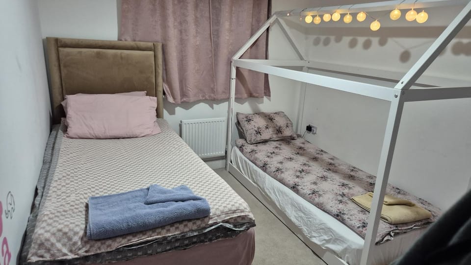 Bed, Bedroom, towels