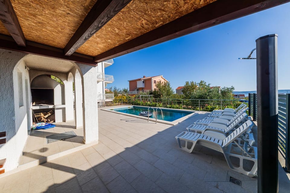 Swimming pool, sunbed