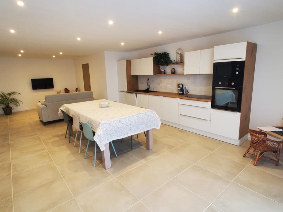 TV and multimedia, Kitchen or kitchenette, Dining area, stove