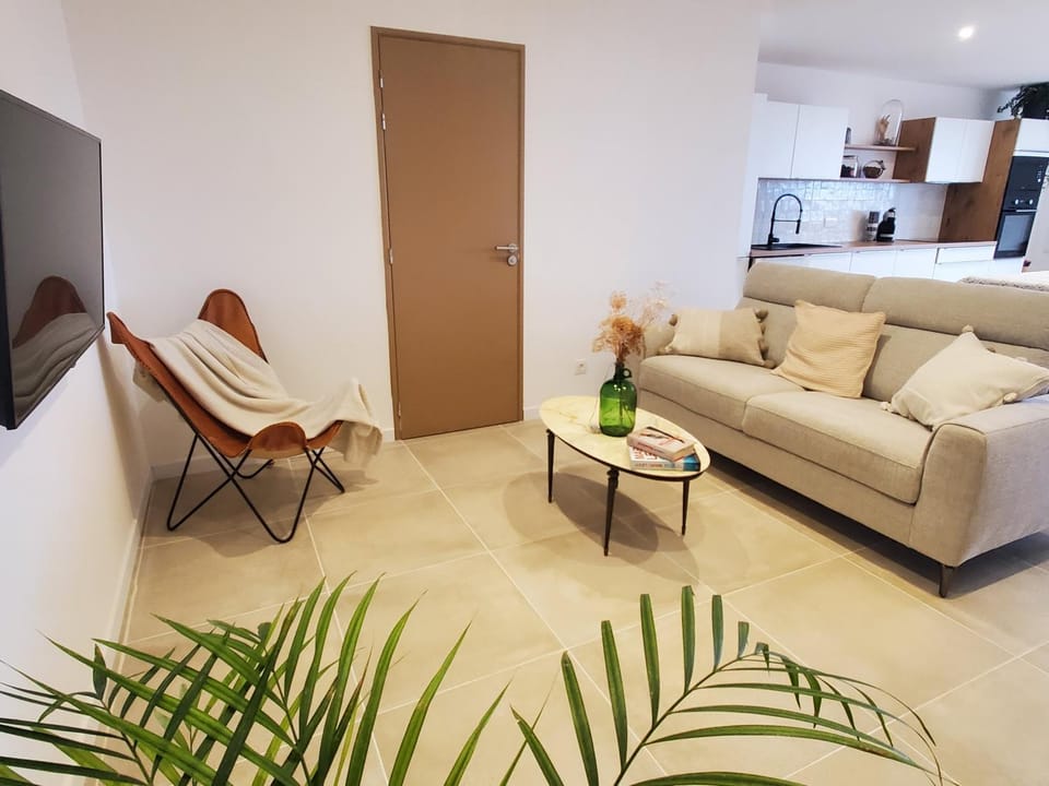 Bed, TV and multimedia, Living room, Seating area