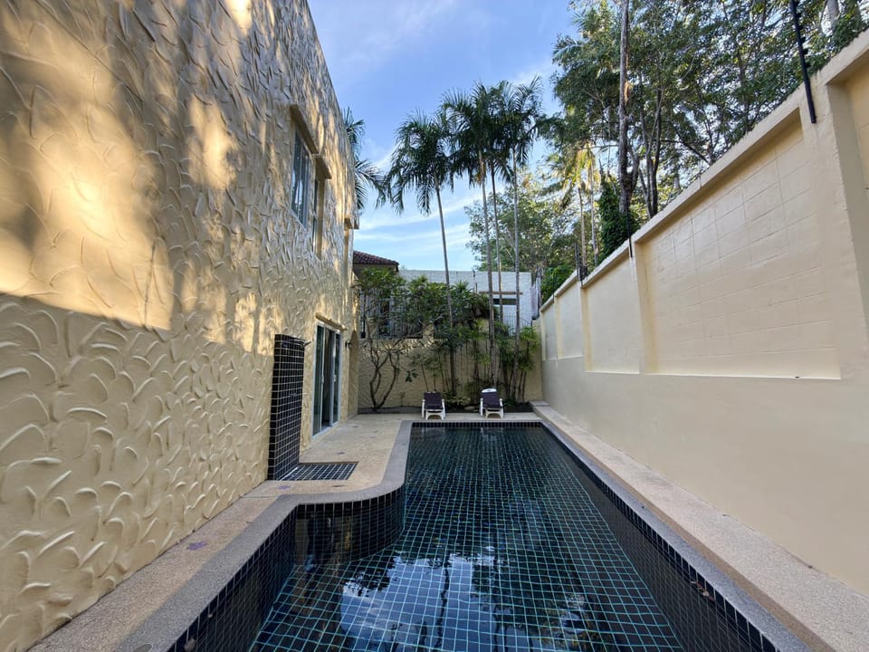 Day, Pool view, Swimming pool, sunbed
