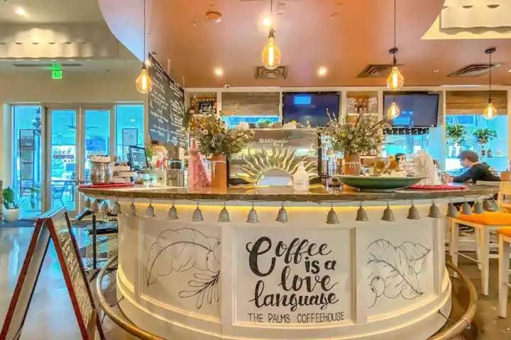 Restaurant/places to eat, Coffee/tea facilities, Food and drinks, Food