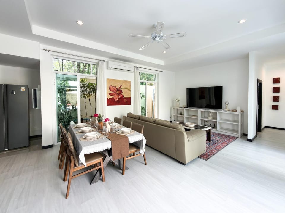 TV and multimedia, Kitchen or kitchenette, Living room, Seating area