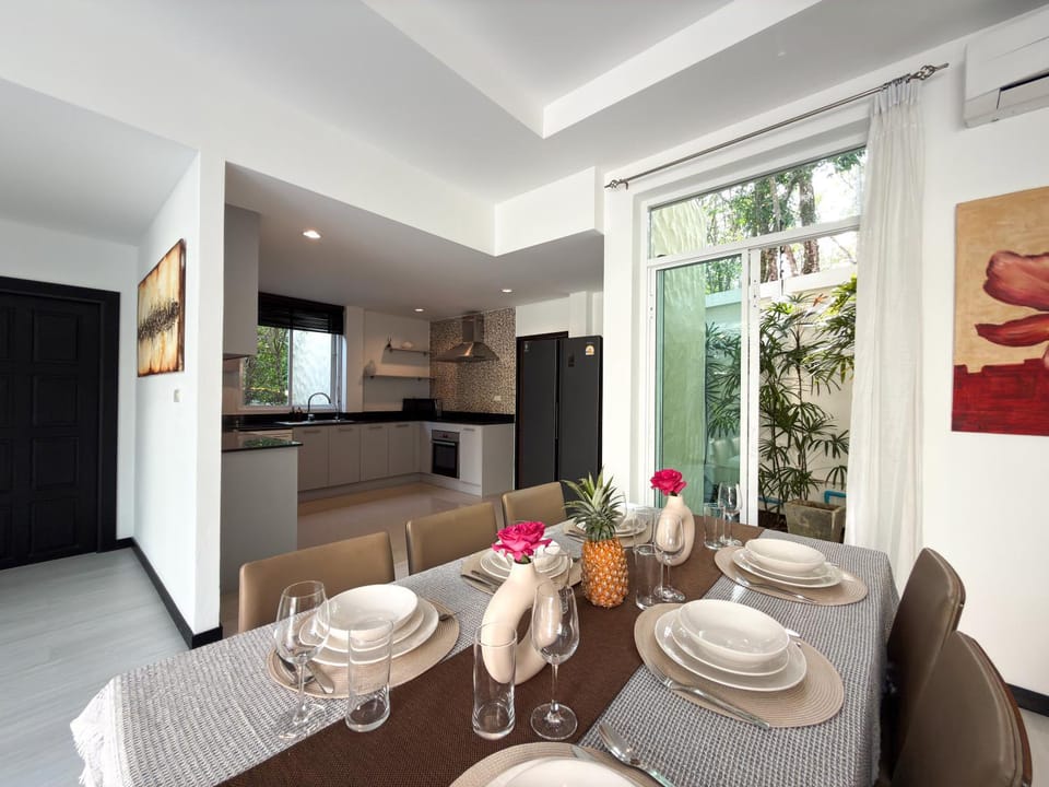 Kitchen or kitchenette, Living room, Seating area, Dining area, oven, stove