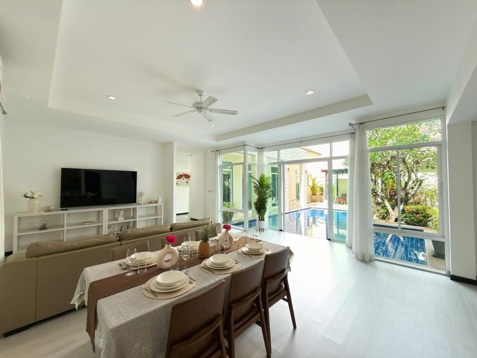 TV and multimedia, View (from property/room), Living room, Seating area, Dining area