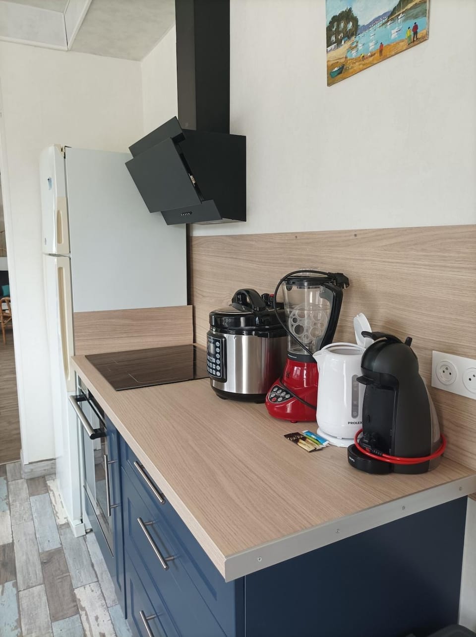 Coffee/tea facilities, Kitchen or kitchenette, stove