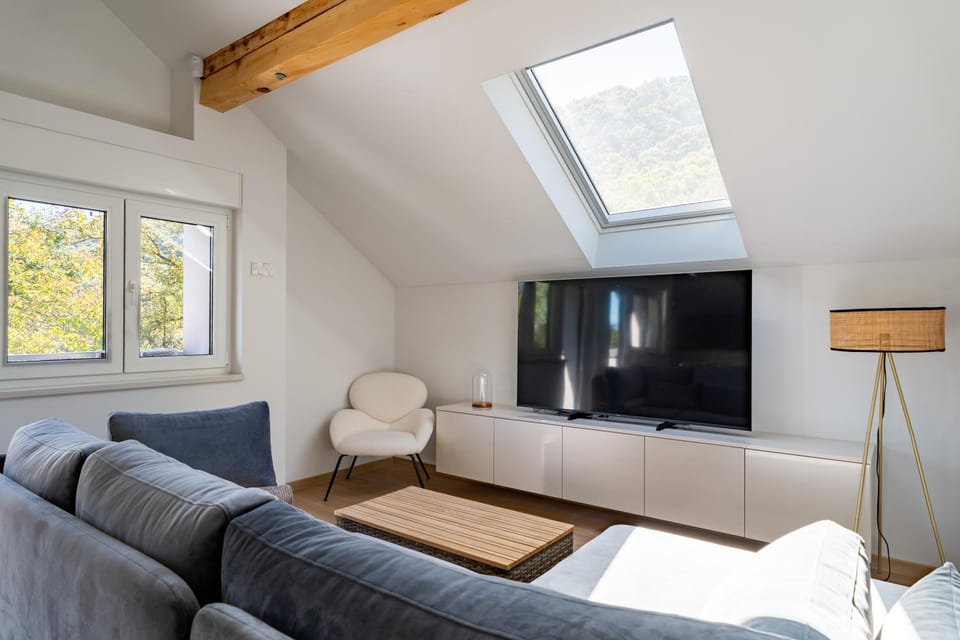 Communal lounge/ TV room, TV and multimedia, Living room, Seating area, Evening entertainment