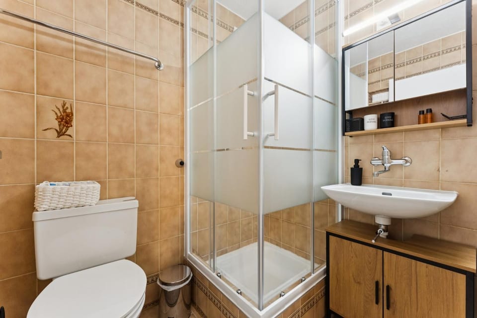 Shower, Toilet, Bathroom, towels