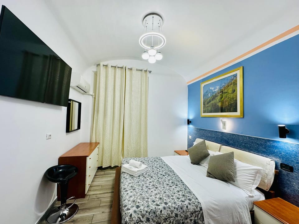 Bed, TV and multimedia, Photo of the whole room, Evening entertainment, Bedroom, hair dresser
