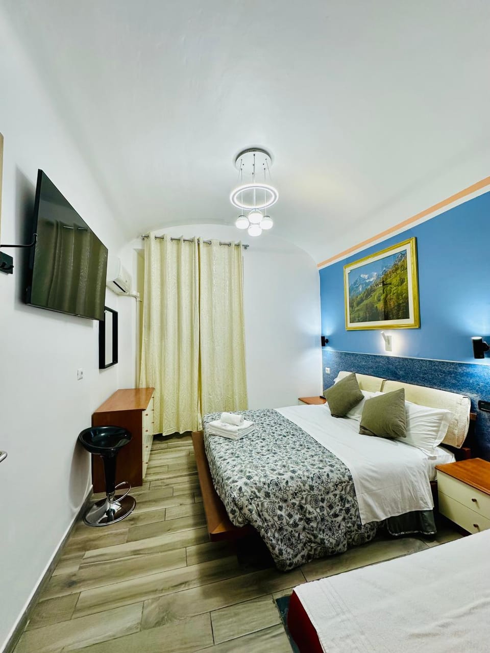 Bed, TV and multimedia, View (from property/room), Photo of the whole room, Evening entertainment, Bedroom