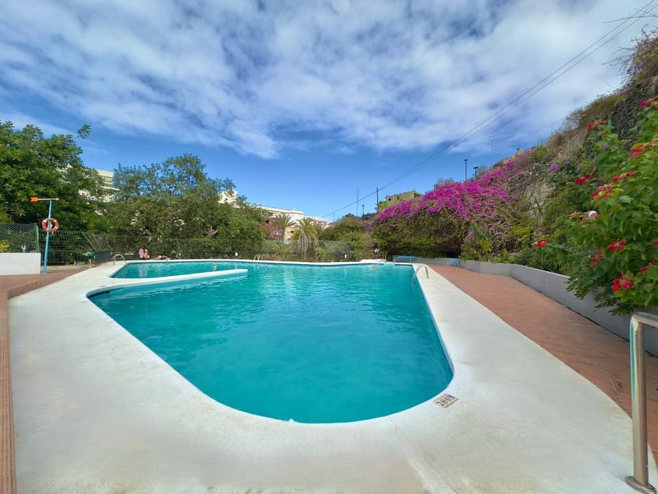 Shower, Off site, Solarium, Guests, Pool view, Area and facilities, Swimming pool