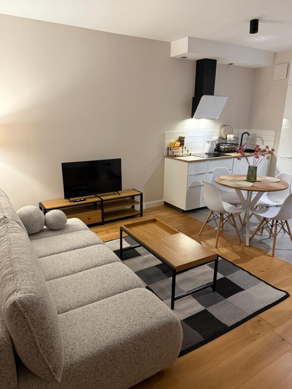 TV and multimedia, Kitchen or kitchenette, Living room, Seating area, Dining area