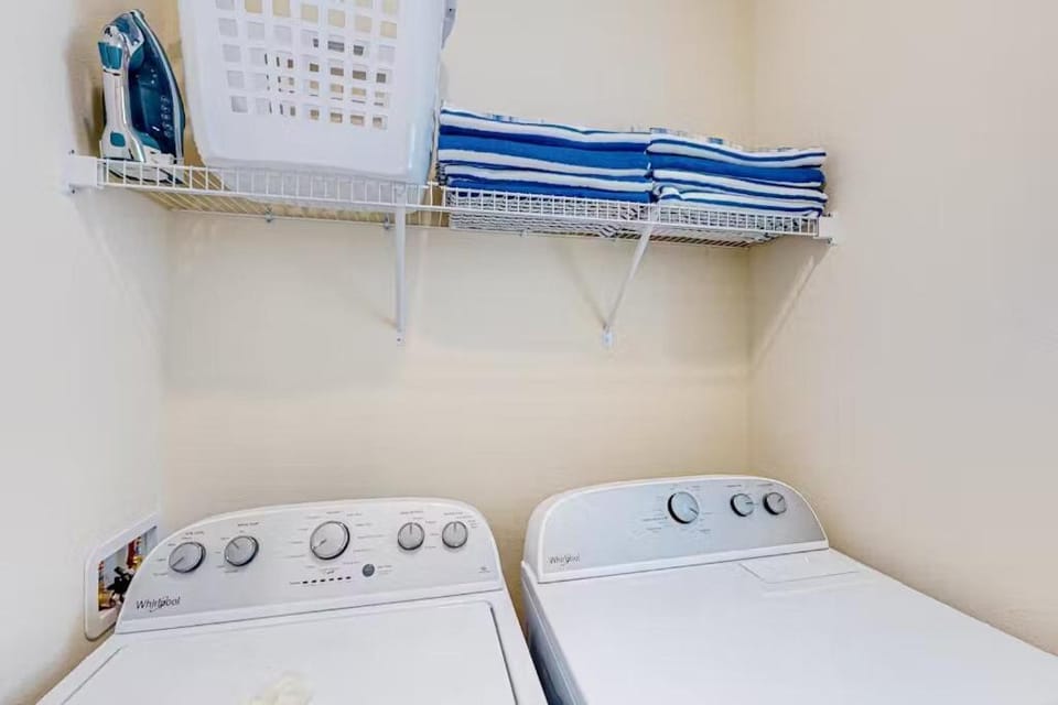 Photo of the whole room, washing machine, dryer