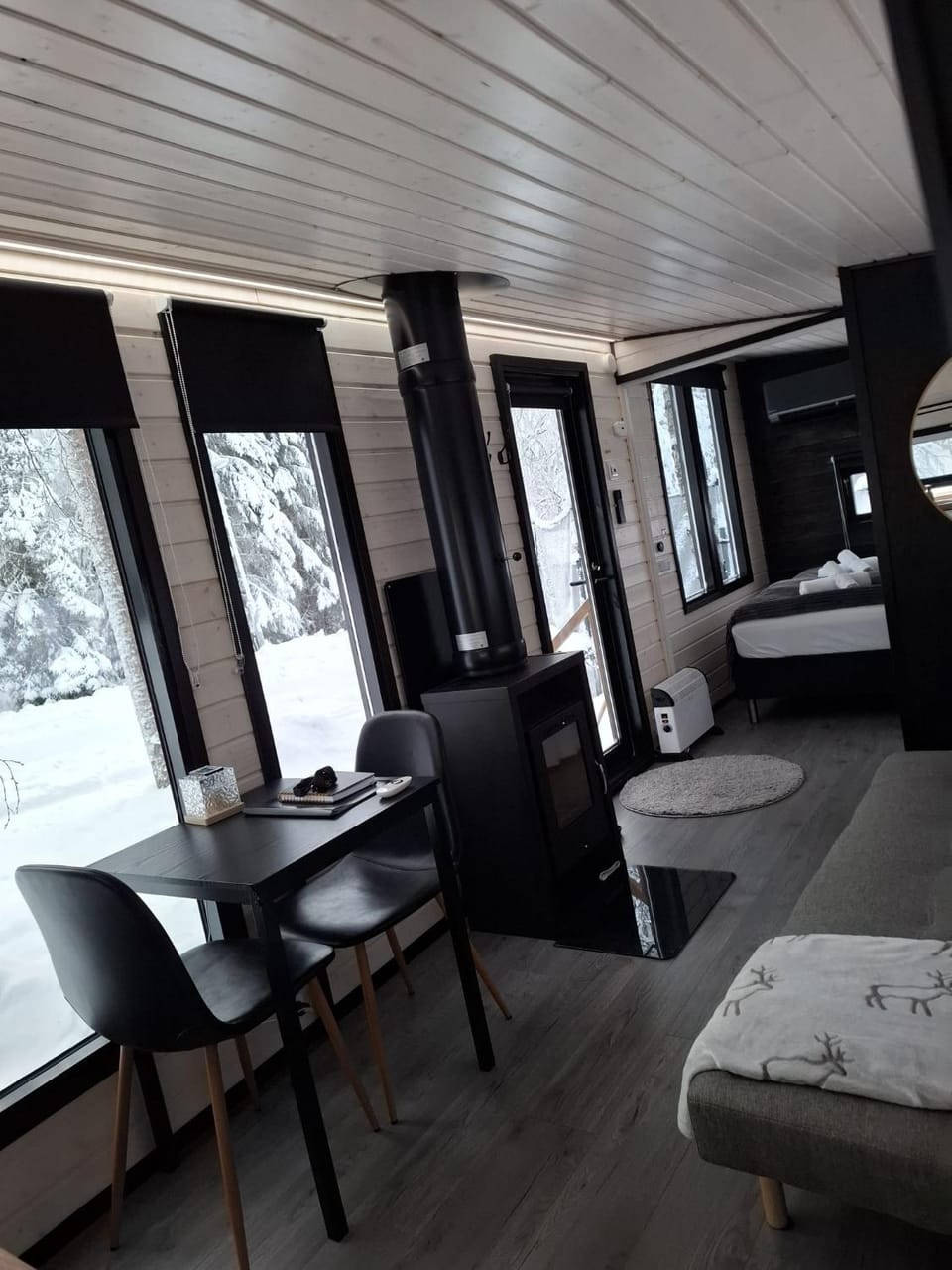 Bed, Living room, Photo of the whole room, Seating area, Bedroom