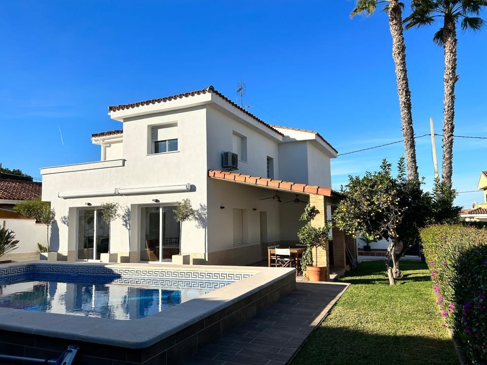 Property building, Garden view, Pool view, Swimming pool