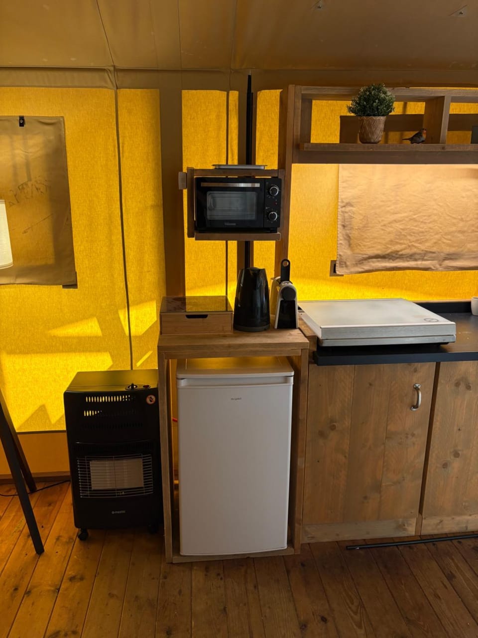 Coffee/tea facilities, heating, oven, stove, kitchen