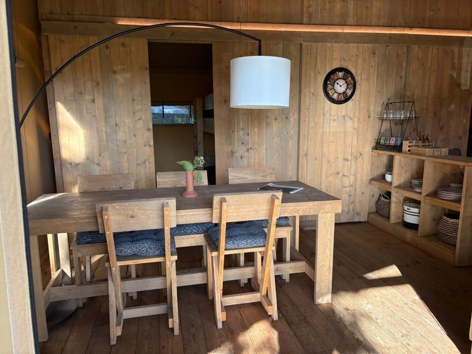 Seating area, Dining area
