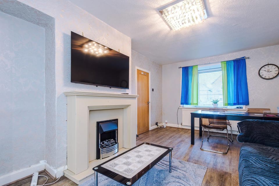 Communal lounge/ TV room, TV and multimedia, Living room, Seating area, Evening entertainment