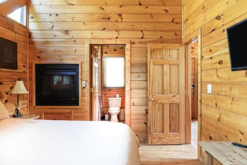 Bathroom, Bedroom, fireplace