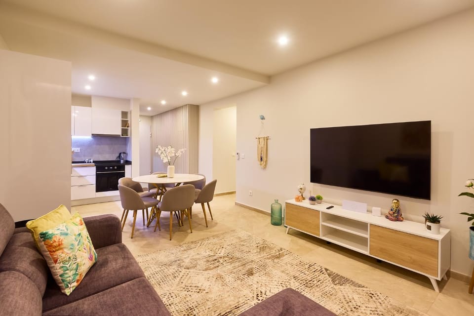 Communal lounge/ TV room, TV and multimedia, Kitchen or kitchenette, Living room, Seating area, Dining area