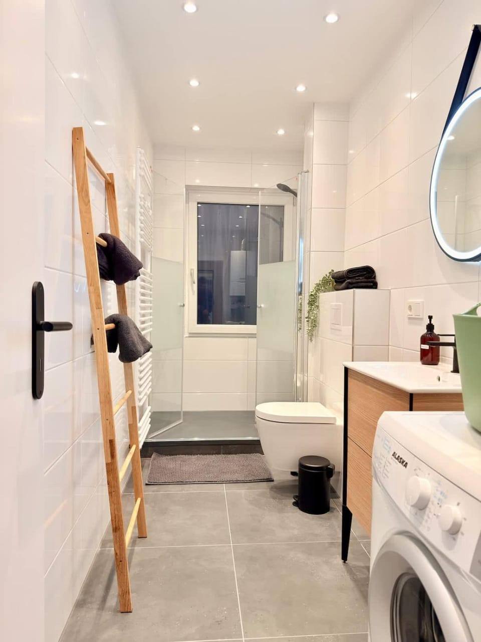 Shower, Bathroom, towels, washing machine