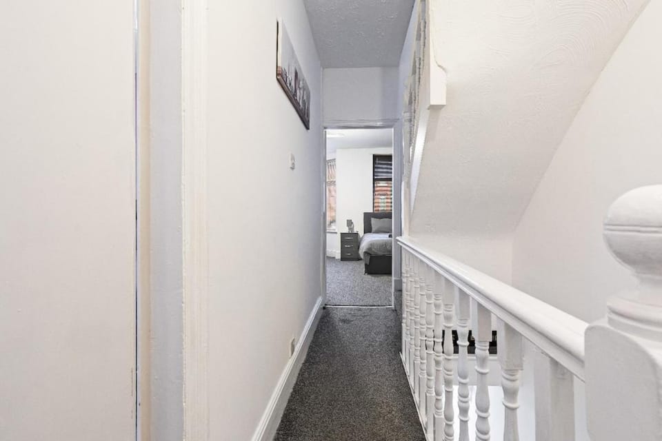 Large 5-Bed Home, Free Parking, Perfect for Groups House in Nottingham