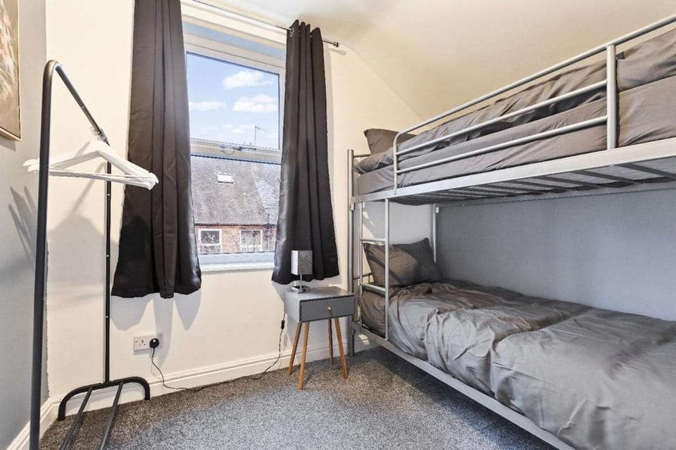 Large 5-Bed Home, Free Parking, Perfect for Groups House in Nottingham